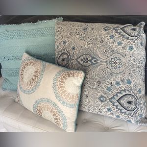 Set of three decorative pillows